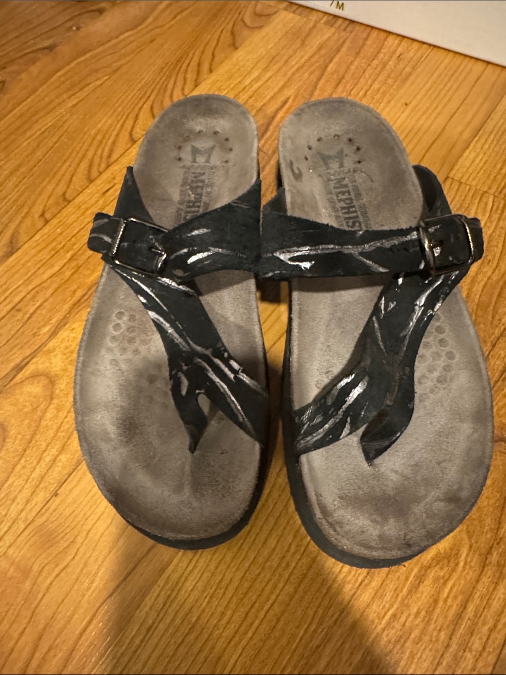Mephisto Blk leather silver paint splatterThong Sandals Buckle Strap women’s 37